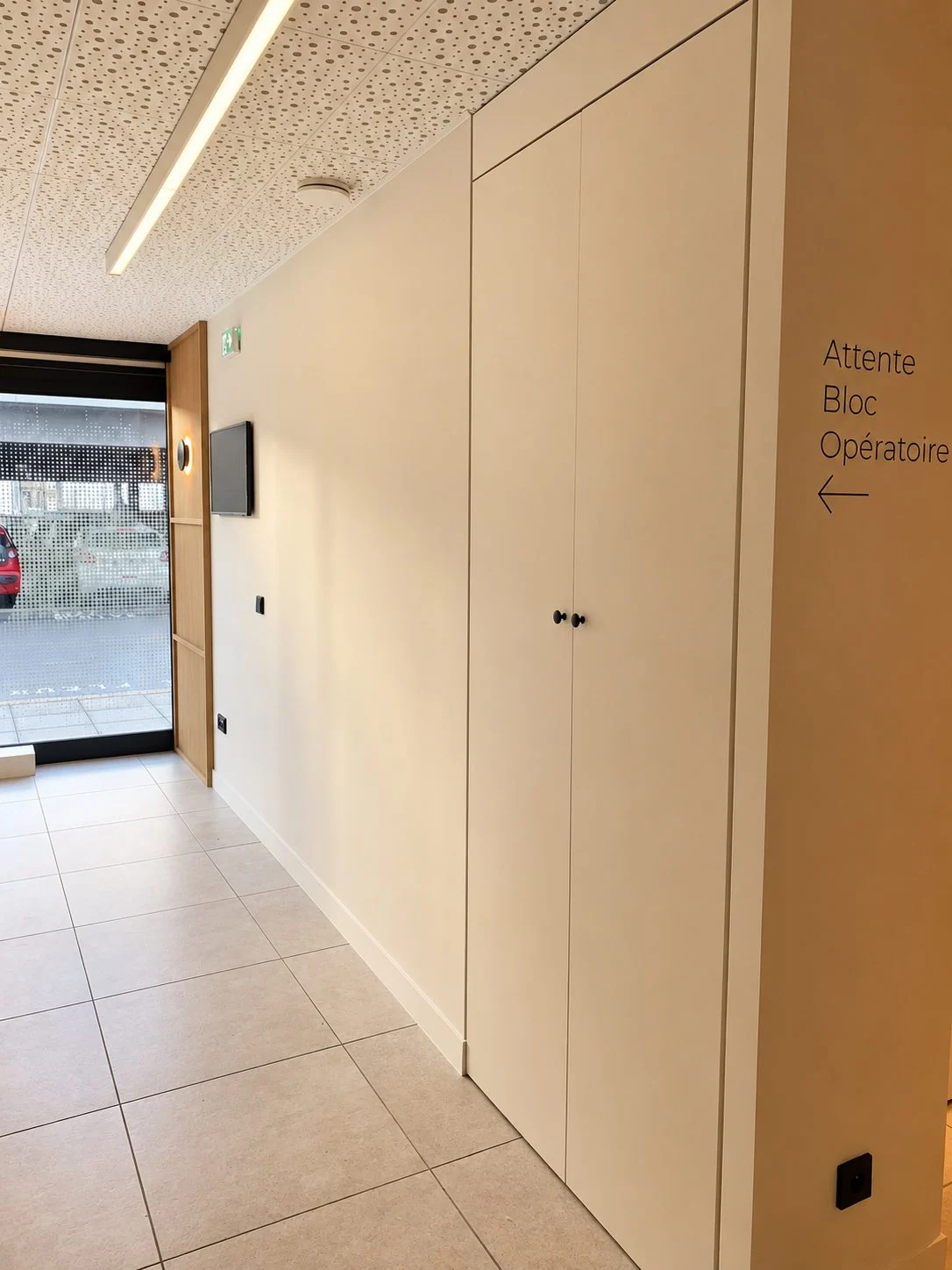Circulation, placards intégrés et signalétique du bloc opératoire