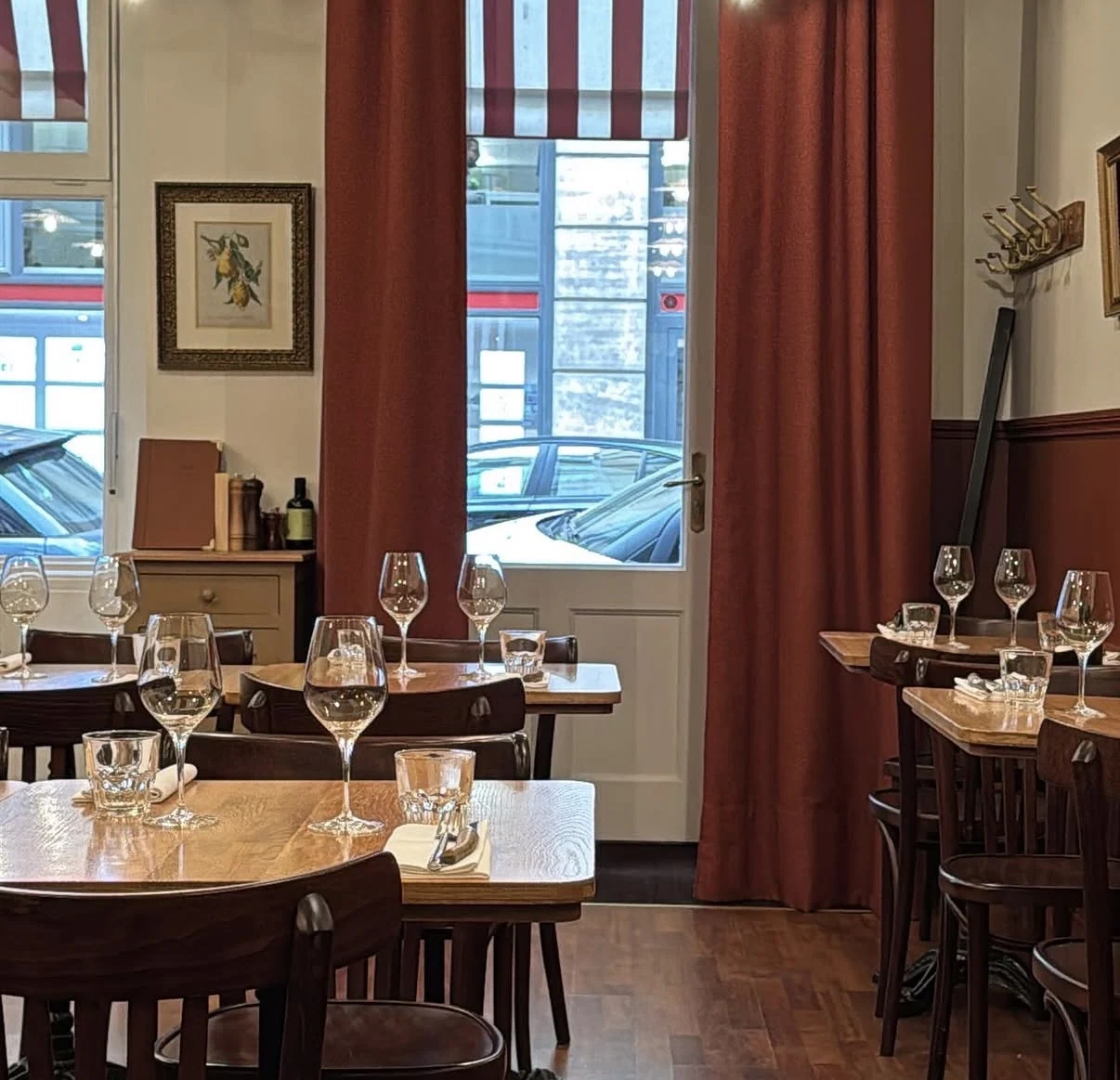 Osteria Matto — salle rouge et bois