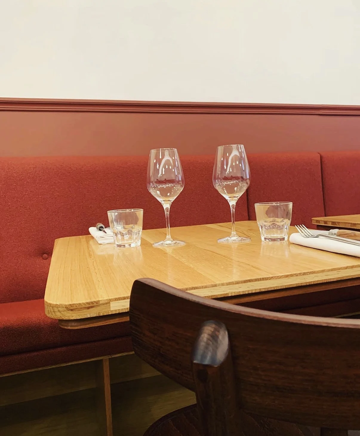 Osteria Matto — banquette / convivialité